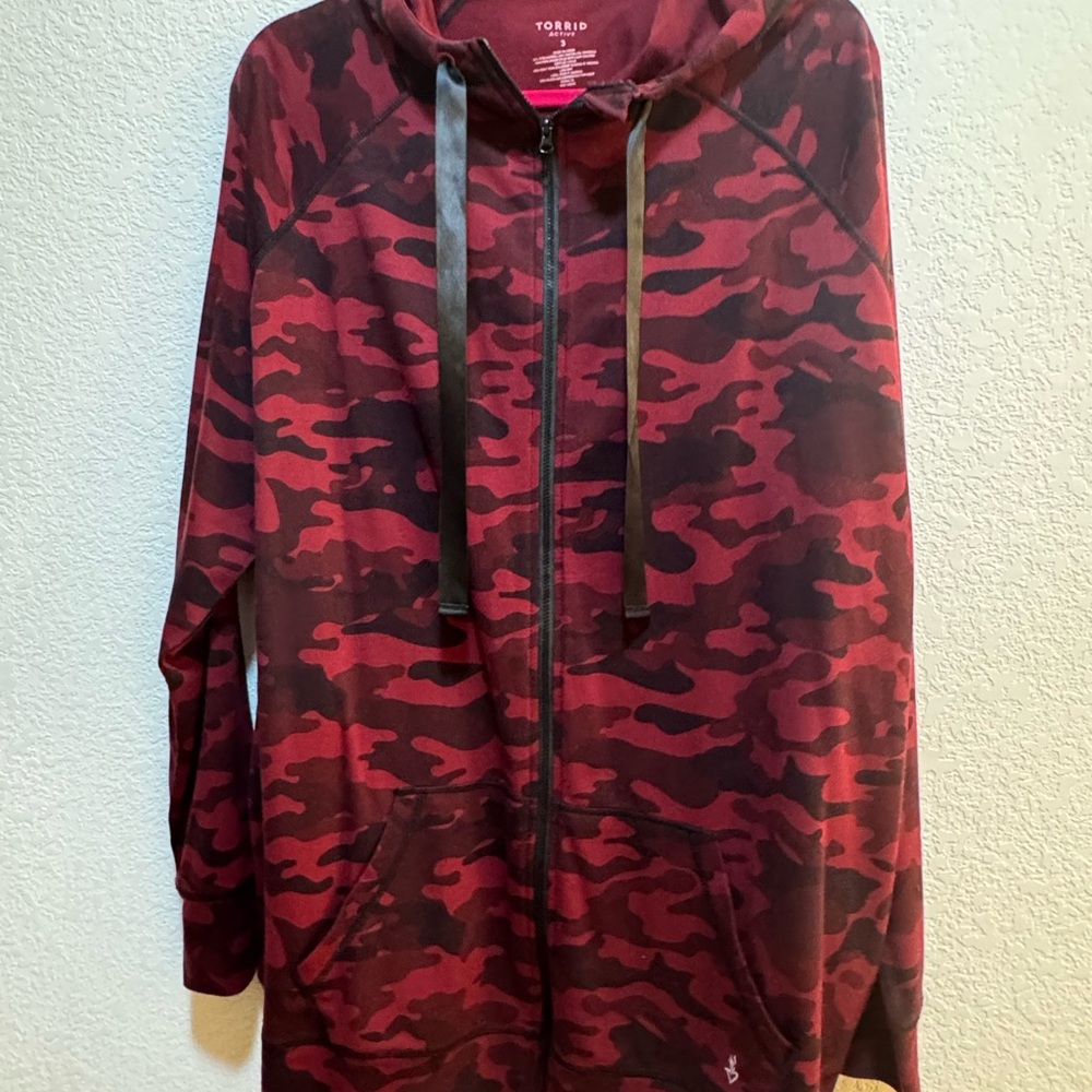Torrid Active Red Camo Zip-Up Hoodie. New without Tags 3x